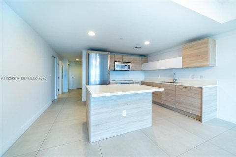 Condo in North Miami Beach, Florida, 1 bedroom № 2036543 - photo 2