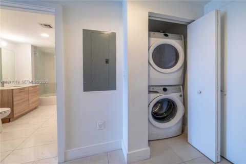 Condo in North Miami Beach, Florida, 1 bedroom № 2036543 - photo 12