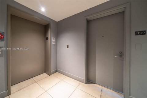 Condo in North Miami Beach, Florida, 1 bedroom № 2036543 - photo 15