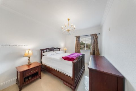 House in Miami, Florida 4 bedrooms, 218.41 sq.m. № 1805966 - photo 30