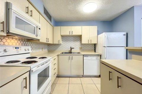 Condo in Altamonte Springs, Florida, 2 bedrooms  № 1295303 - photo 25