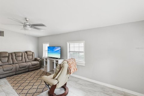 Casa en venta en Tampa, Florida, 4 dormitorios, 200.48 m2 № 1827871 - foto 9