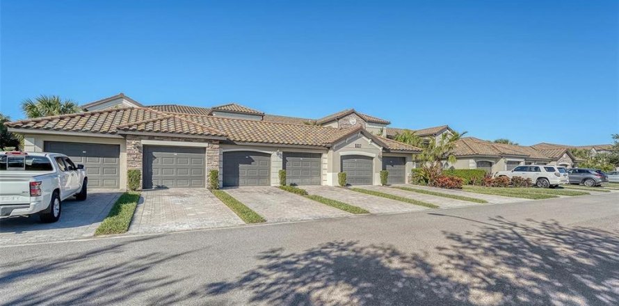 Condo in Bradenton, Florida, 2 bedrooms in LAKEWOOD NATIONAL  № 2232798