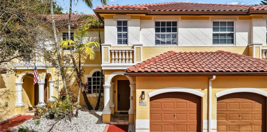 Adosado en Miramar, Florida 3 dormitorios, 157.93 m2 № 2050262