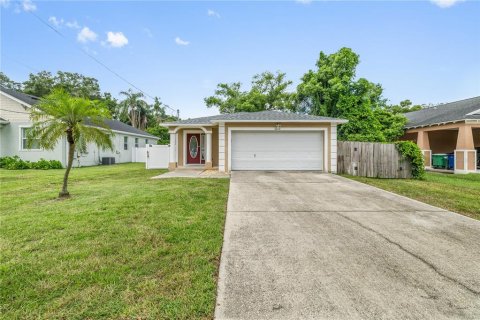 House in Tampa, Florida 3 bedrooms, 120.77 sq.m. № 1879140 - photo 1