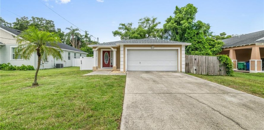 House in Tampa, Florida 3 bedrooms, 120.77 sq.m. № 1879140