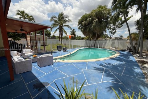 House in Hialeah, Florida 3 bedrooms, 131.09 sq.m. № 1855173 - photo 7