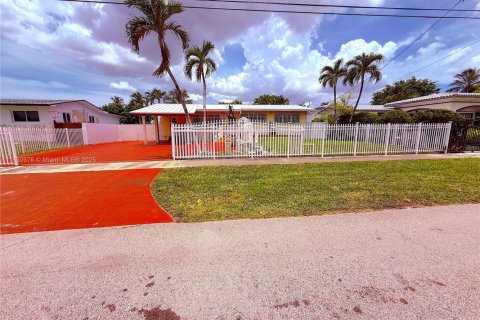 House in Hialeah, Florida 3 bedrooms, 131.09 sq.m. № 1855173 - photo 1