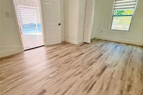 House in Hollywood, Florida 4 bedrooms, 156.54 sq.m. № 1996392 - photo 6