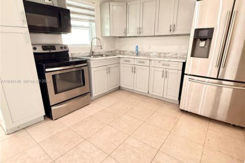 House in Hollywood, Florida 4 bedrooms, 156.54 sq.m. № 1996392 - photo 5