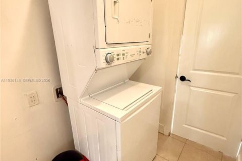 House in Hollywood, Florida 4 bedrooms, 156.54 sq.m. № 1996392 - photo 10