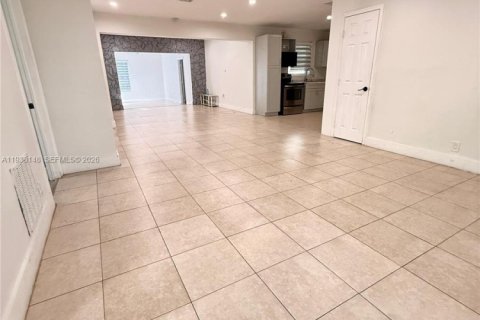 House in Hollywood, Florida 4 bedrooms, 156.54 sq.m. № 1996392 - photo 2