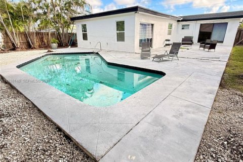 House in Hollywood, Florida 4 bedrooms, 156.54 sq.m. № 1996392 - photo 14