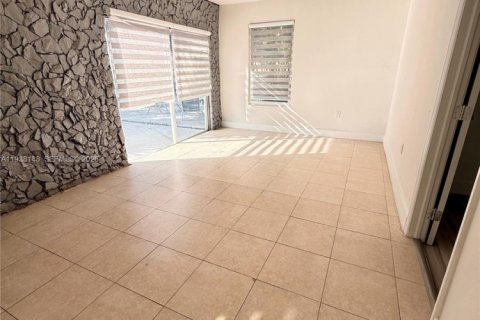 House in Hollywood, Florida 4 bedrooms, 156.54 sq.m. № 1996392 - photo 4