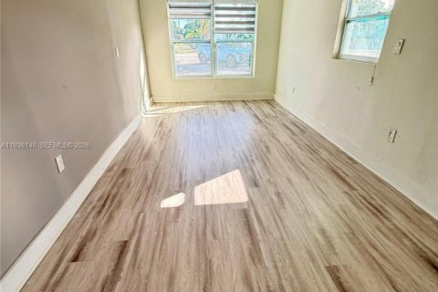 House in Hollywood, Florida 4 bedrooms, 156.54 sq.m. № 1996392 - photo 9