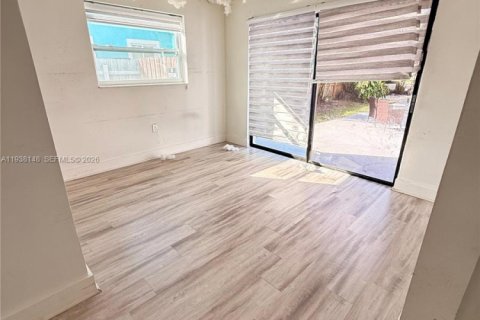 House in Hollywood, Florida 4 bedrooms, 156.54 sq.m. № 1996392 - photo 7