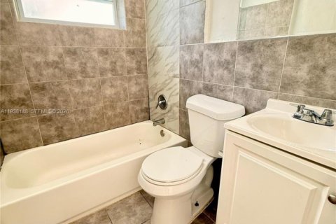 House in Hollywood, Florida 4 bedrooms, 156.54 sq.m. № 1996392 - photo 12