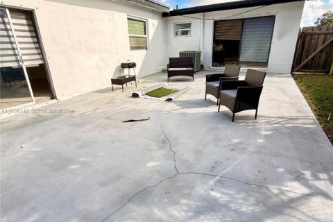 House in Hollywood, Florida 4 bedrooms, 156.54 sq.m. № 1996392 - photo 16