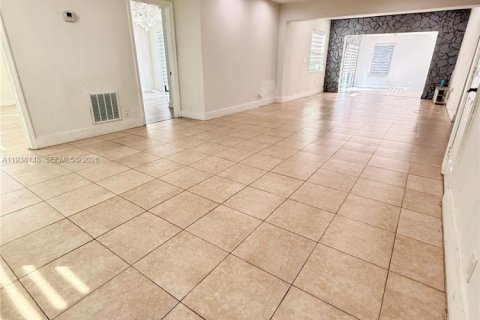 House in Hollywood, Florida 4 bedrooms, 156.54 sq.m. № 1996392 - photo 3