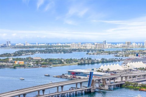 Condo in Miami, Florida, 1 bedroom  № 1807040 - photo 27