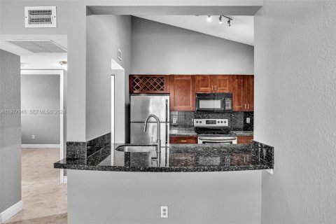 Condo in Oakland Park, Florida, 2 bedrooms  № 2041873