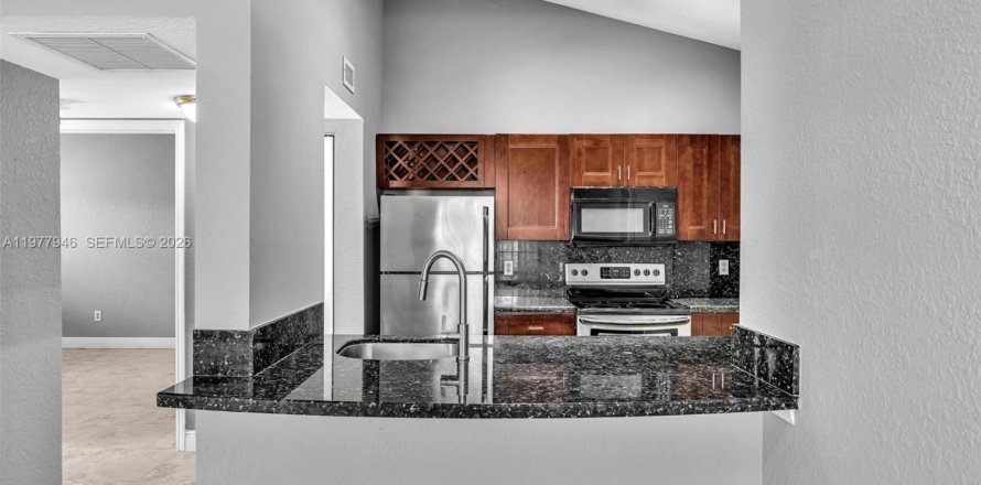 Condo in Oakland Park, Florida, 2 bedrooms  № 2041873