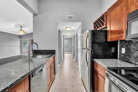 Condo in Oakland Park, Florida, 2 bedrooms  № 2041873 - photo 8