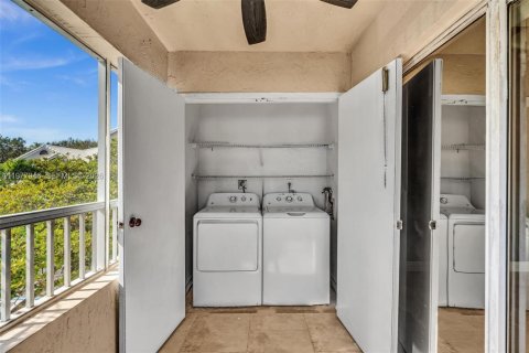 Condo in Oakland Park, Florida, 2 bedrooms  № 2041873 - photo 18