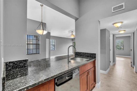 Condo in Oakland Park, Florida, 2 bedrooms  № 2041873 - photo 5