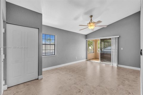 Condo in Oakland Park, Florida, 2 bedrooms  № 2041873 - photo 12