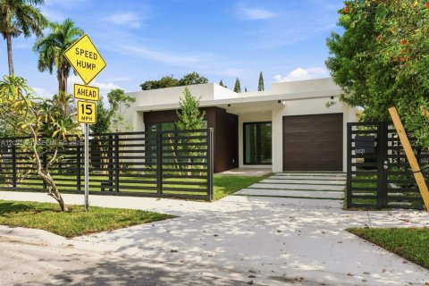 Villa ou maison à vendre à Miami, Floride: 4 chambres, 227.24 m2 № 2246513 - photo 4
