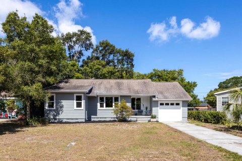 House in Dunedin, Florida 2 bedrooms, 88.35 sq.m. № 2151558