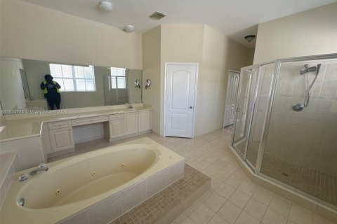Villa ou maison à vendre à Miami, Floride: 5 chambres, 348.2 m2 № 1790698 - photo 10