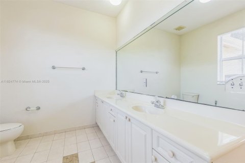 Villa ou maison à vendre à Miami, Floride: 5 chambres, 348.2 m2 № 1790698 - photo 17