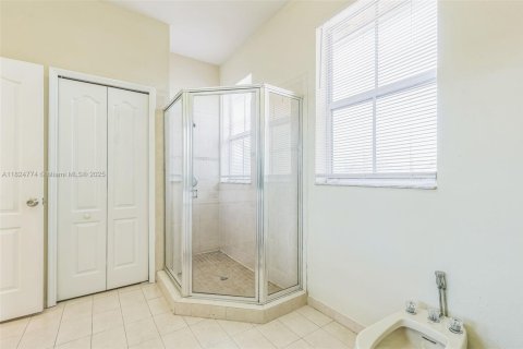 Villa ou maison à vendre à Miami, Floride: 5 chambres, 348.2 m2 № 1790698 - photo 18