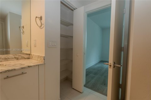 Condominio en alquiler en Miami, Florida, 2 dormitorios, 111.2 m2 № 2075424 - foto 27