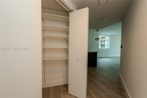 Condominio en alquiler en Miami, Florida, 2 dormitorios, 111.2 m2 № 2075424 - foto 29