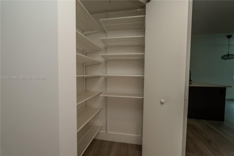 Condominio en alquiler en Miami, Florida, 2 dormitorios, 111.2 m2 № 2075424 - foto 28