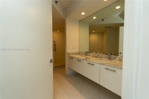Condominio en alquiler en Miami, Florida, 2 dormitorios, 111.2 m2 № 2075424 - foto 19