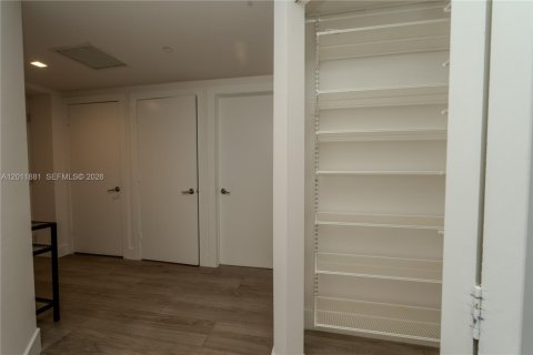 Condominio en alquiler en Miami, Florida, 2 dormitorios, 111.2 m2 № 2075424 - foto 30