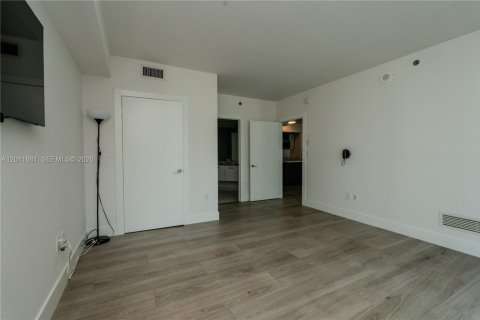 Condominio en alquiler en Miami, Florida, 2 dormitorios, 111.2 m2 № 2075424 - foto 16