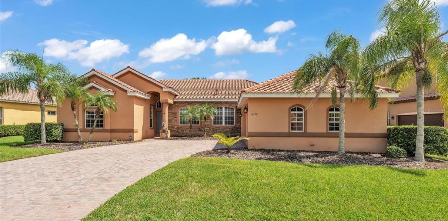 House in Tampa, Florida 4 bedrooms, 242.75 sq.m. № 1874021