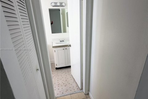 Снять в аренду квартиру в Майами-Бич, Флорида 2 спальни, 83.61м2, № 2080135 - фото 10