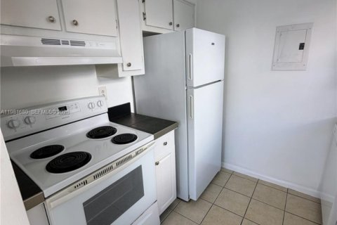 Снять в аренду квартиру в Майами-Бич, Флорида 2 спальни, 83.61м2, № 2080135 - фото 2