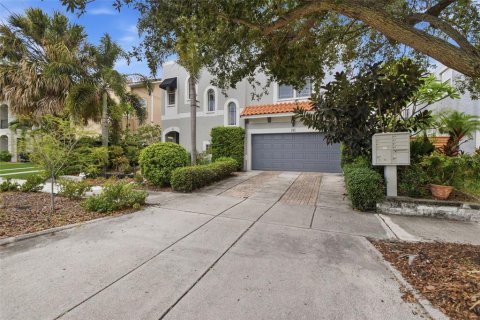 Townhouse in Tampa, Florida 3 bedrooms, 173.54 sq.m. № 2209995 - photo 2