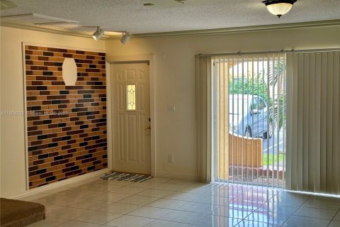 Touwnhouse à vendre à Miami, Floride: 2 chambres, 129.6 m2 № 1963540 - photo 7