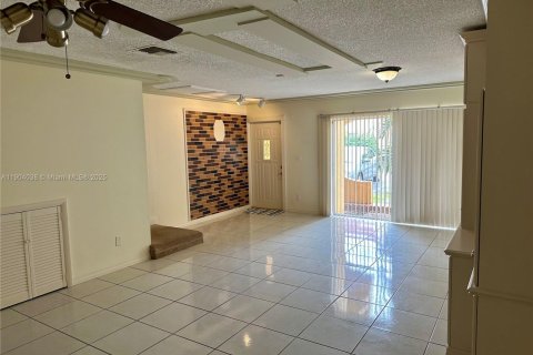 Touwnhouse à vendre à Miami, Floride: 2 chambres, 129.6 m2 № 1963540 - photo 12
