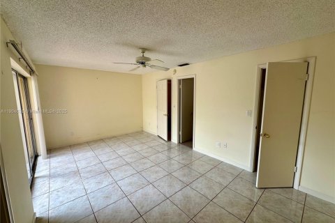 Touwnhouse à vendre à Miami, Floride: 2 chambres, 129.6 m2 № 1963540 - photo 4