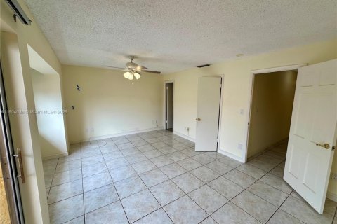 Touwnhouse à vendre à Miami, Floride: 2 chambres, 129.6 m2 № 1963540 - photo 14