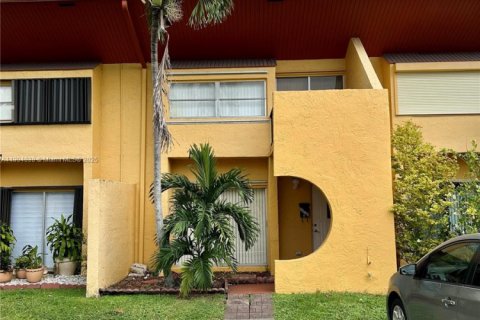 Touwnhouse à vendre à Miami, Floride: 2 chambres, 129.6 m2 № 1963540 - photo 1